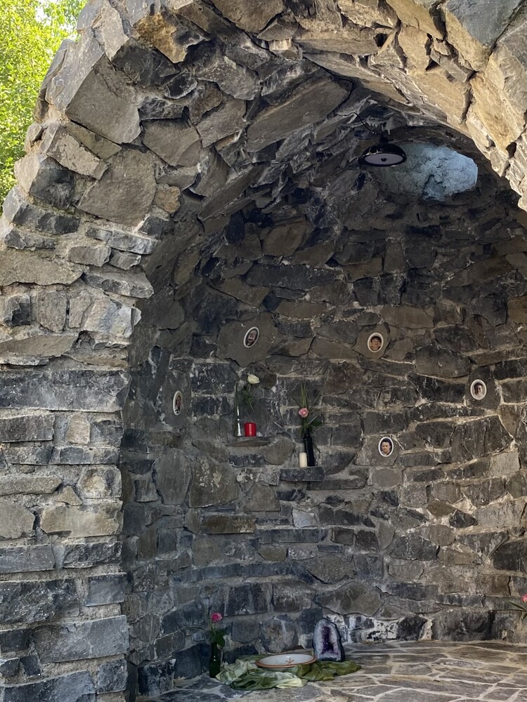 Gedenkgrotte Keramikbilder der Verstorbenen